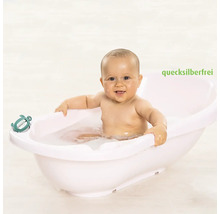 Baby in einer weißen Babywanne mit einem Badethermometer, quecksilberfrei.