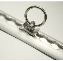 Zurrschiene aus Aluminium mit eingesetztem Endbeschlag und Ring zur Ladungssicherung.