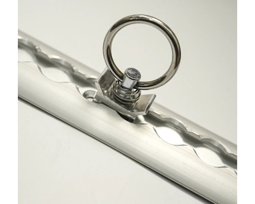 Zurrschiene aus Aluminium mit eingesetztem Endbeschlag und Ring zur Ladungssicherung.