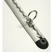 Airline-Schiene aus Aluminium mit schwarzer Endkappe und silbernem Single-Fitting Ring.