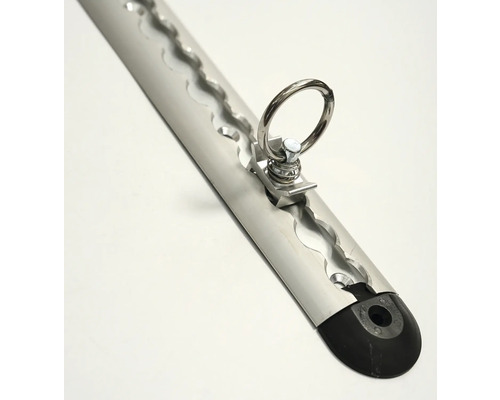 Airline-Schiene aus Aluminium mit schwarzer Endkappe und silbernem Single-Fitting Ring.