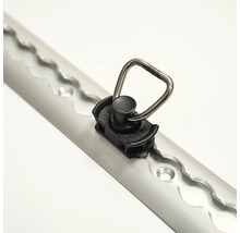 Airline-Schiene aus Aluminium mit schwarzem Fitting und Metallring zur Ladungssicherung.