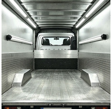 Hell ausgeleuchteter Laderaum eines Transporters mit Metallboden, Riffelblech-Wänden und LED-Lichtleisten an Decke und Wänden.