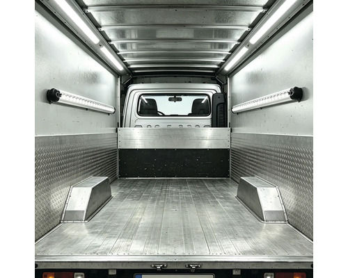 Hell ausgeleuchteter Laderaum eines Transporters mit Metallboden, Riffelblech-Wänden und LED-Lichtleisten an Decke und Wänden.