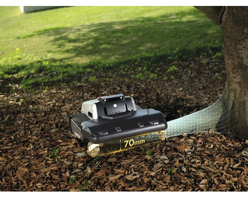 Mähroboter mit Raupenantrieb auf Laub, zeigt 70 Millimeter Bodenfreiheit und Hinderniserkennung vor einem Baumstamm.