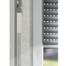 Anwendung eines Reparatursets für Rollladengurte an einem Fenster mit heruntergelassenem Rollladen.