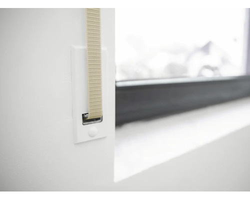 Gurtführung für Rollladengurt in Weiß mit eingefädeltem Gurtband neben einem Fenster.