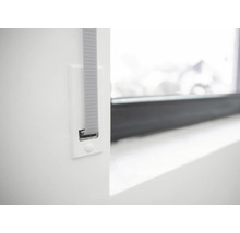 Gurtführung für Rollladen in die Wand eingelassen neben einem Fenster.