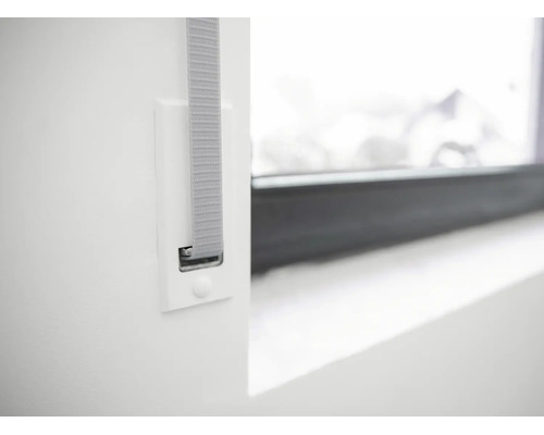 Gurtführung für Rollladen in die Wand eingelassen neben einem Fenster.