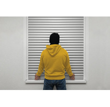 Einbruchschutz am Fenster durch einen geschlossenen Rollladen mit einer Person davor.