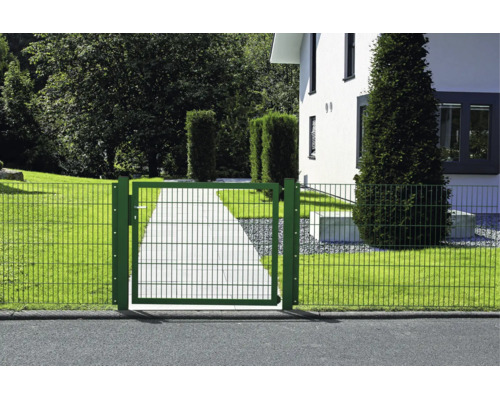 Grünes Gartentor aus Doppelstabmatte mit passendem Zaun vor einem gepflasterten Weg und einem modernen Wohnhaus.