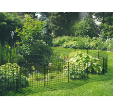 Schwarzer Steckzaun aus Metall zur Absicherung eines Gartenteichs in einem begrünten Garten mit Rasenfläche.