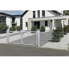 Zweiflügeliges Einfahrtstor und Doppelstabmattenzaun aus verzinktem Metall vor einem modernen Wohnhaus.