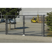 Zweiflügeliges Hoftor aus Doppelstabmatten auf einem Betriebsgelände mit Lieferwagen und Gabelstapler im Hintergrund.
