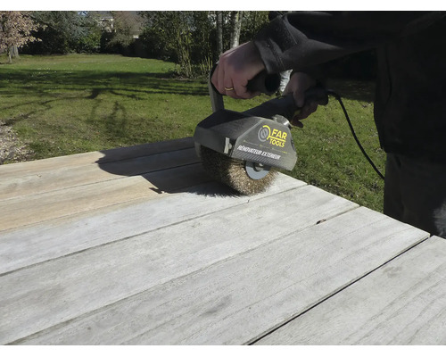 Far Tools Renovierer für den Außenbereich beim Reinigen von Holzplanken auf einer Terrasse im Garten.
