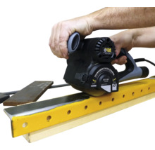Person bedient eine Far Tools Renovierungsfräse REX 80 zum Schleifen eines Metallprofils auf Holz.