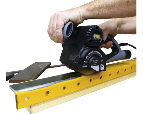 Person bedient eine Far Tools Renovierungsfräse REX 80 zum Schleifen eines Metallprofils auf Holz.