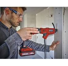 Einhell Akku-Trockenbauschrauber mit Magazinaufsatz und Schraubengurt wird zur Montage einer Gipskartonplatte verwendet.