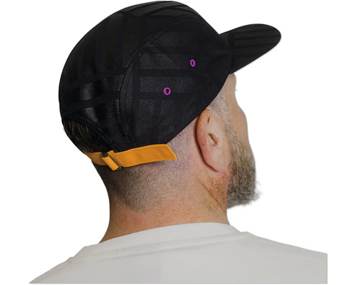 Schwarze Kappe mit verstellbarem gelbem Riemen am Hinterkopf und rosa Belüftungsösen.
