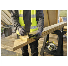 Person in Warnweste markiert mit einem Stanley Dachsparrenwinkel und Bleistift einen Holzbalken auf einer Baustelle.