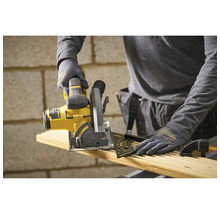 Anwendung einer Handkreissäge zum Schneiden eines Holzbretts unter Verwendung eines Winkels als Führungsschiene.