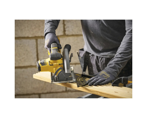 Anwendung einer Handkreissäge zum Schneiden eines Holzbretts unter Verwendung eines Winkels als Führungsschiene.