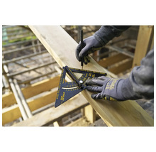 Person markiert einen Holzbalken mit einem Zimmermannswinkel und einem Bleistift in einer hellen Umgebung.