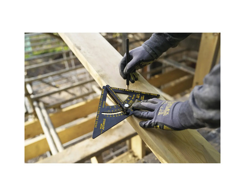 Person markiert einen Holzbalken mit einem Zimmermannswinkel und einem Bleistift in einer hellen Umgebung.