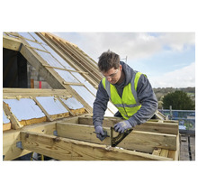 Handwerker markiert Holzbalken auf Dachbaustelle mit Sparrenwinkel und Bleistift. Er trägt Sicherheitsweste und Handschuhe.