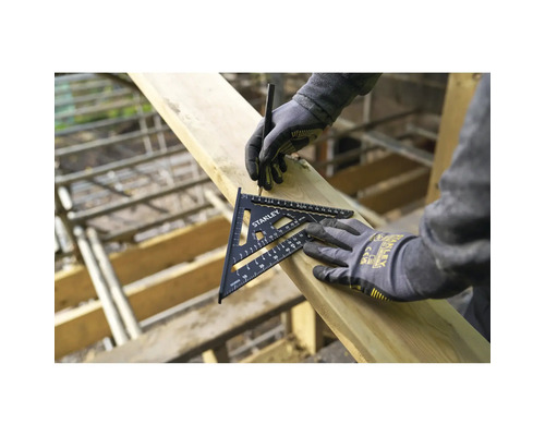 Eine Person mit Arbeitshandschuhen markiert einen Holzbalken mit einem Stanley Sparrenwinkel und einem Bleistift in einer hellen Baustellumgebung.