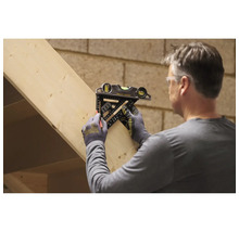 Handwerker markiert einen Holzbalken mit einem Stanley Multifunktionswinkel und einem Bleistift.