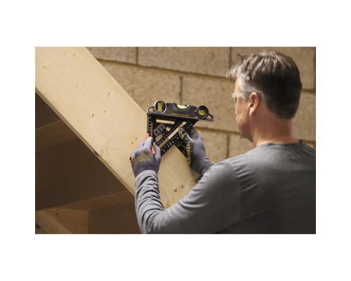 Handwerker markiert einen Holzbalken mit einem Stanley Multifunktionswinkel und einem Bleistift.