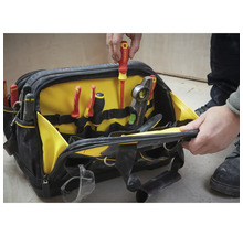 Offene Werkzeugtasche mit verschiedenen Handwerkzeugen wie Schraubendrehern, Zangen, einer Wasserwaage und einer Schutzbrille.
