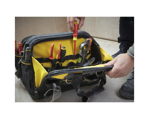 Offene Werkzeugtasche mit verschiedenen Handwerkzeugen wie Schraubendrehern, Zangen, einer Wasserwaage und einer Schutzbrille.