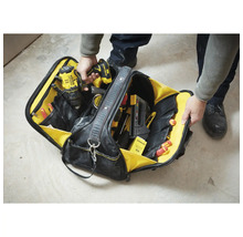 Offene Werkzeugtasche aus strapazierfähigem Material mit verschiedenen Werkzeugen wie Akkuschrauber, Tacker und Schraubendrehern.