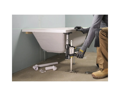 Person nutzt das Stanley TradeLift Hebewerkzeug zum präzisen Anheben und Ausrichten einer Badewanne während der Montage.