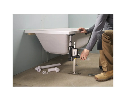 Eine Person verwendet einen Stanley TradeLift, um eine weiße Badewanne während der Installation zu nivellieren.