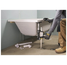 Person nutzt das Stanley TradeLift Hebewerkzeug zum präzisen Anheben und Ausrichten einer Badewanne während der Montage.