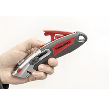 Hand hält ein Rautner Sicherheitsmesser mit einziehbarer Klinge und ergonomischem Griff.