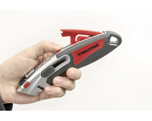 Hand hält ein Rautner Sicherheitsmesser mit einziehbarer Klinge und ergonomischem Griff.