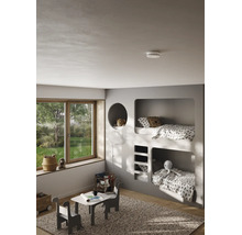 Modernes Kinderzimmer mit eingebautem Etagenbett, Fenster und einem an der Decke montierten Rauchmelder.