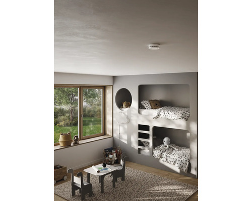 Modernes Kinderzimmer mit eingebautem Etagenbett, Fenster und einem an der Decke montierten Rauchmelder.