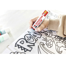 Hand zieht Konturen auf einer Malvorlage mit Marabu Window Color Kids Liner nach.