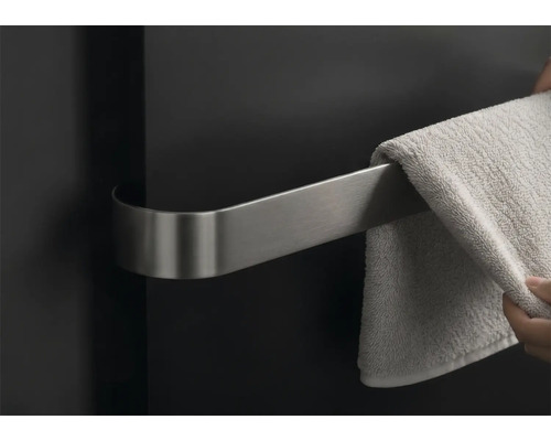Handtuchhalter aus gebürstetem Metall mit einem Handtuch.