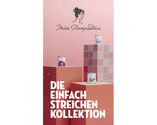 Miss Pompadour Logo und drei Farbdosen der Kollektion Die Einfach Streichen für Lack, Grundierung und Versiegelung auf verschiedenen Podesten.
