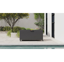 Garten-Auflagenbox mit vertikalem Rippen-Design, Rollen und Griff auf einer modernen Terrasse neben einem Pool.
