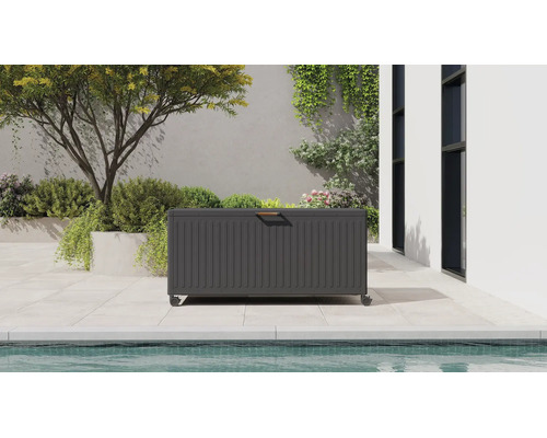 Garten-Auflagenbox mit vertikalem Rippen-Design, Rollen und Griff auf einer modernen Terrasse neben einem Pool.
