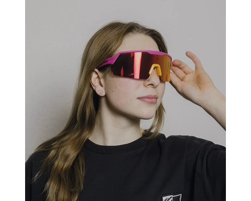Frau mit pinker Sportsonnenbrille von Hornbach mit großen verspiegelten Gläsern.