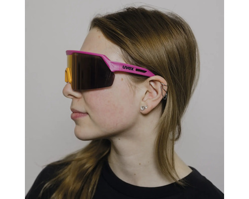 Person trägt eine uvex Sportsonnenbrille mit durchgehendem Brillenglas und uvex Logo am Bügel.