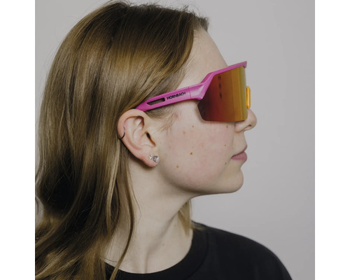 Person trägt eine pinke Schutzbrille mit orange verspiegelten Gläsern und Hornbach Logo, Seitenansicht.
